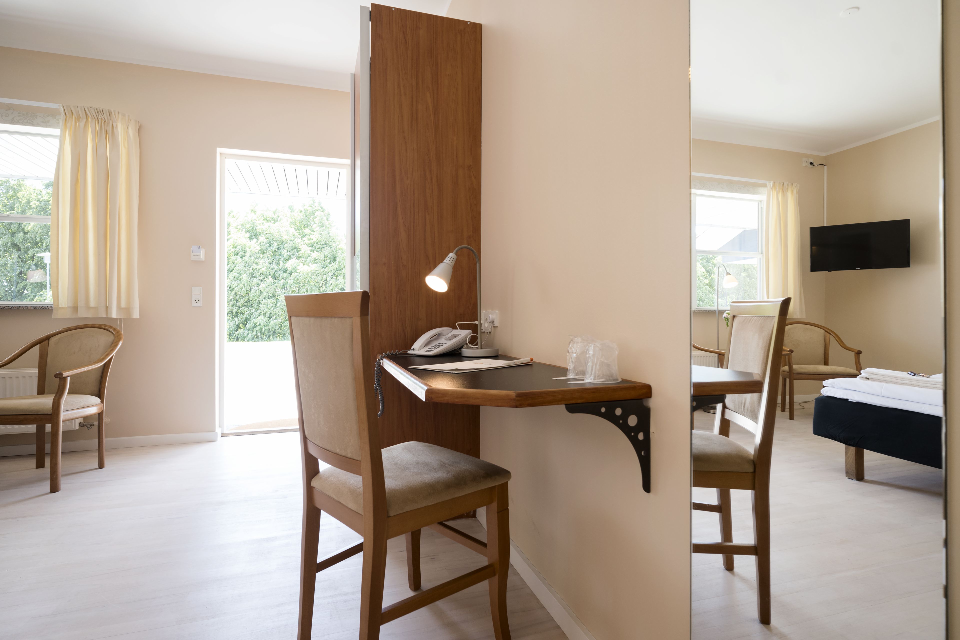 hypo-allergenic bedding, desk, free wifi, bed sheets