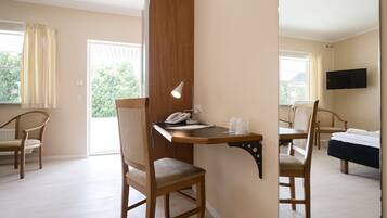 Hypo-allergenic bedding, desk, free WiFi, bed sheets