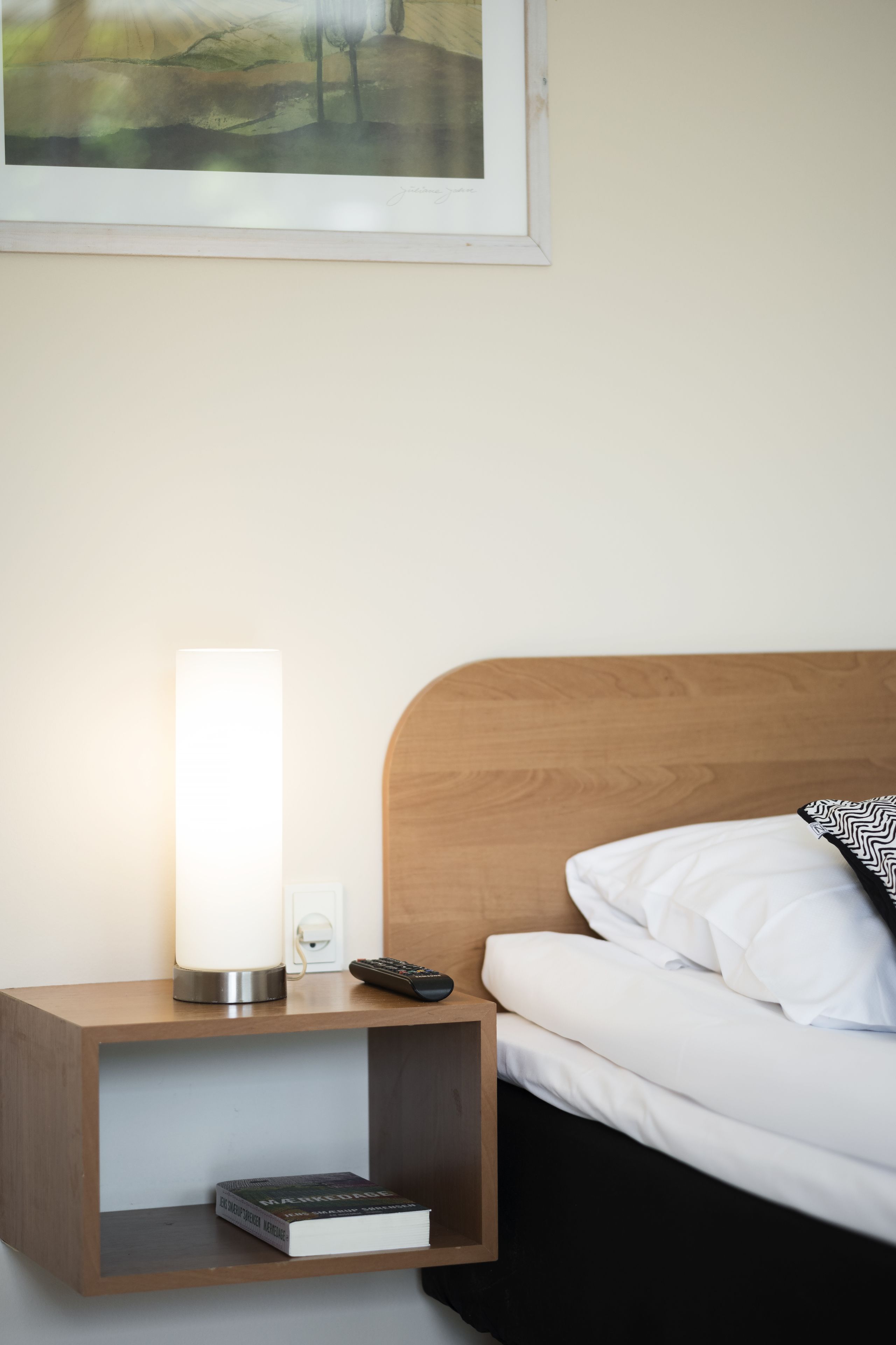 hypo-allergenic bedding, desk, free wifi, bed sheets