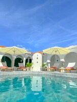 Piscina interna, piscina externa, guarda-sóis, espreguiçadeiras