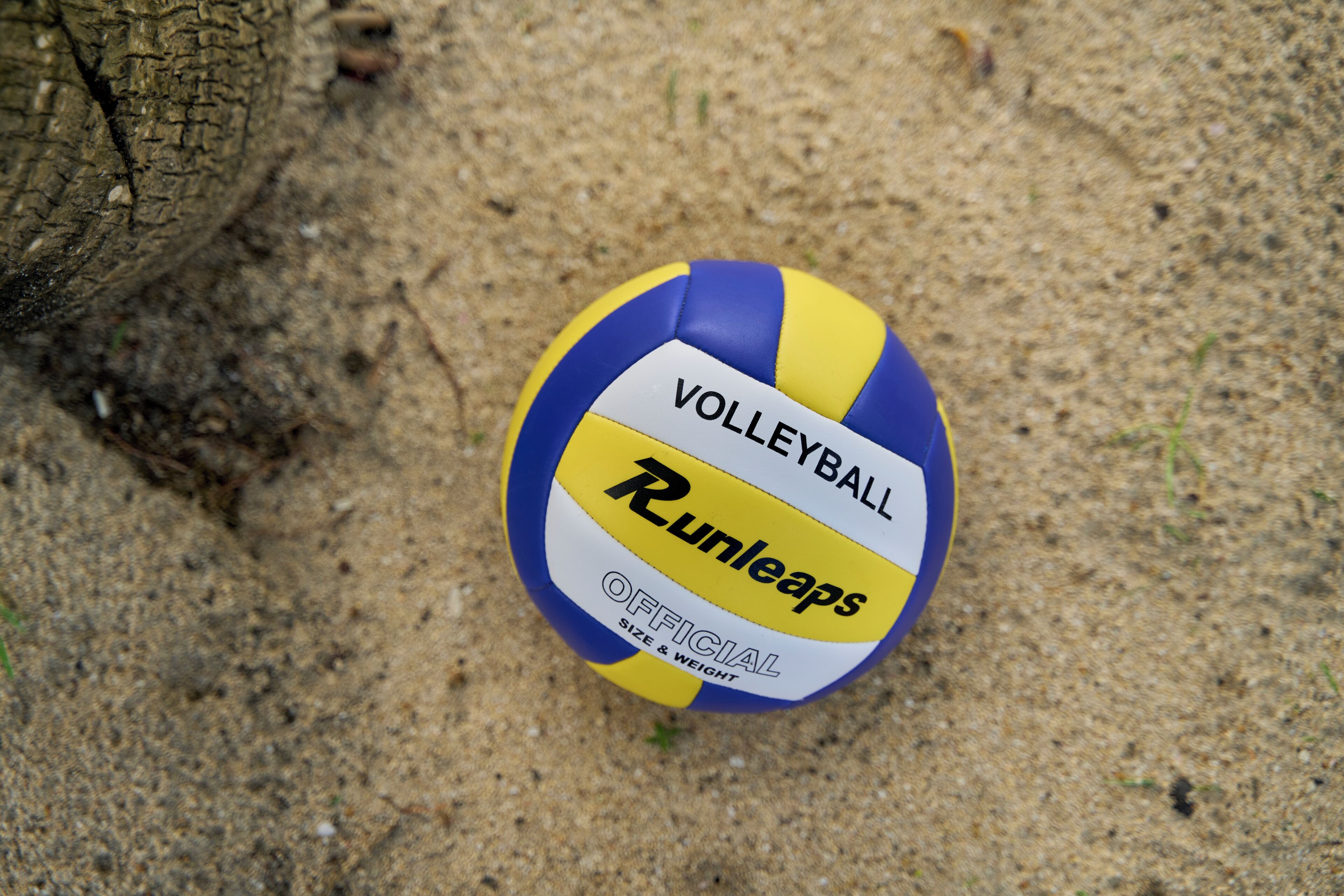 Uma bola de vôlei sobre areia.