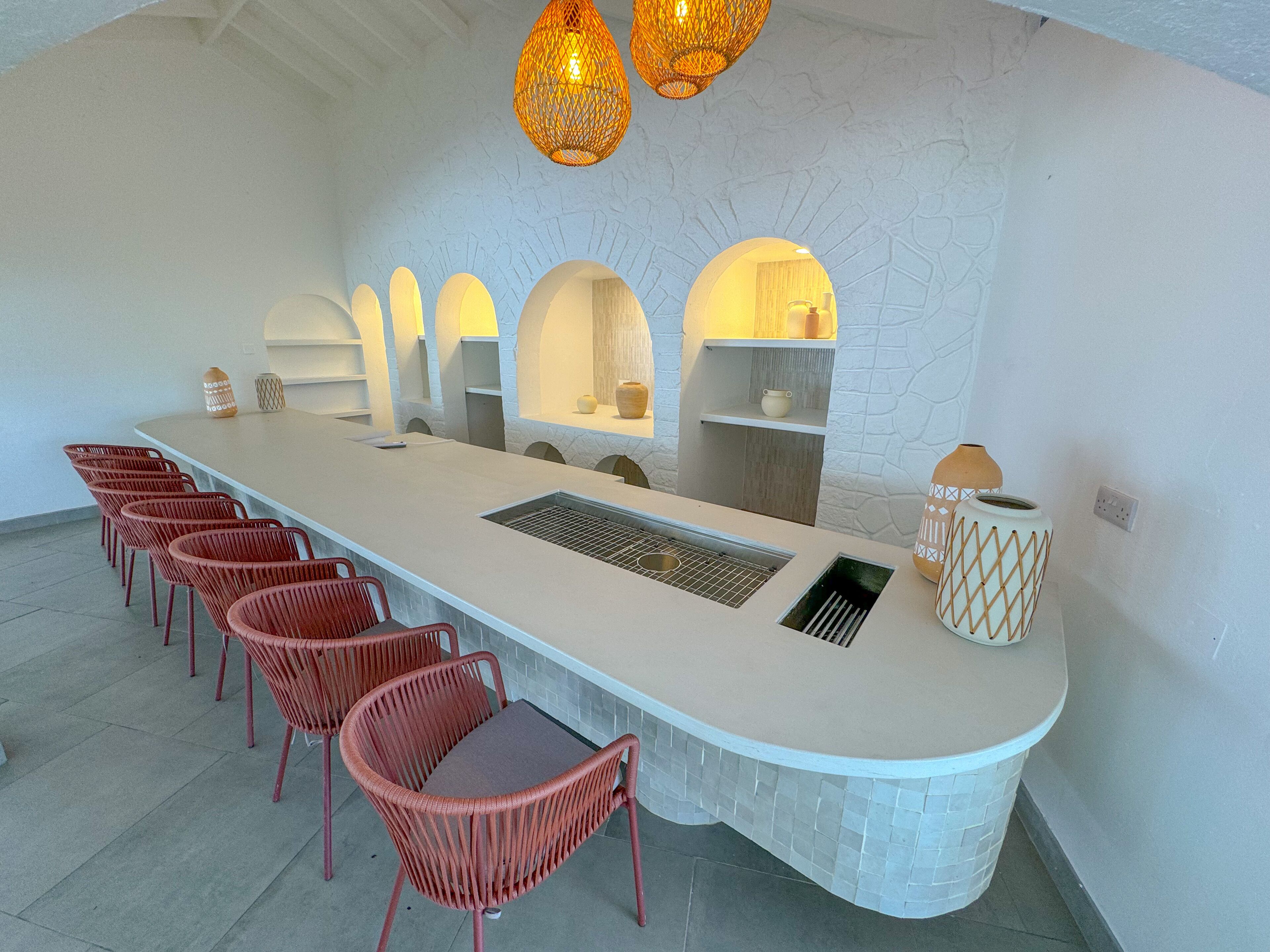 2 間餐廳，供應早餐、午餐和晚餐，加勒比海料理