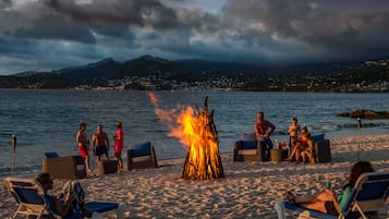 På stranden, hvidt sand, gratis strandtransport, gratis strandhytter