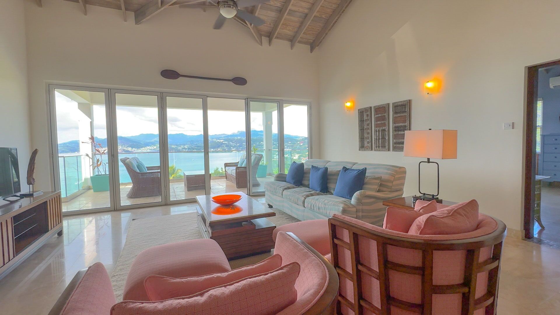 Villa exclusiva, 3 habitaciones, alberca privada, vista al océano (Cinnamon Heights) | Área de sala de estar | Televisión de pantalla plana, reproductor de DVD y tenis de mesa 