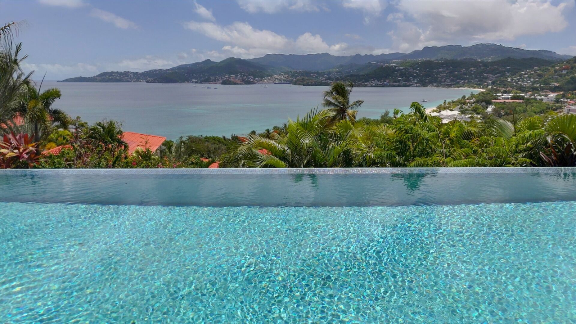 Alberca techada, alberca al aire libre y sombrillas en la alberca