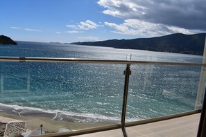 Egyptian cotton sheets, premium bedding, in-room safe, desk - New Aegli Resort Hotel (Poros)