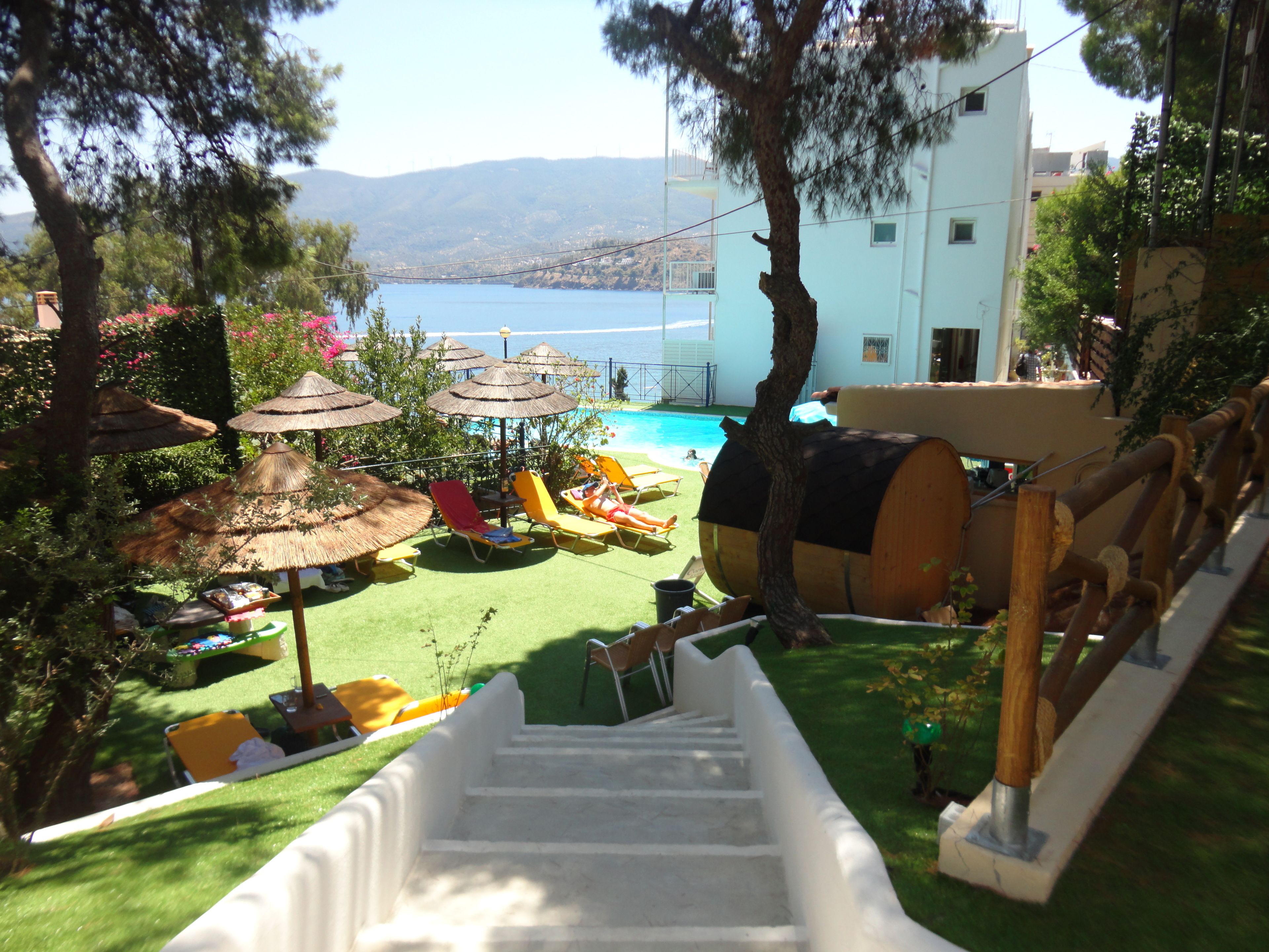 Piscina externa, guarda-sóis, espreguiçadeiras