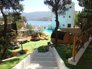 Outdoor pool, pool umbrellas, pool loungers - New Aegli Resort Hotel (Poros)