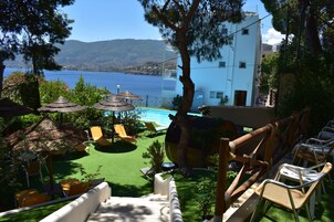 Piscina externa, guarda-sóis, espreguiçadeiras