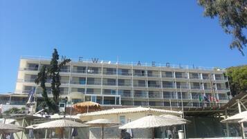 Plage, chaises longues, parasols, serviettes de plage