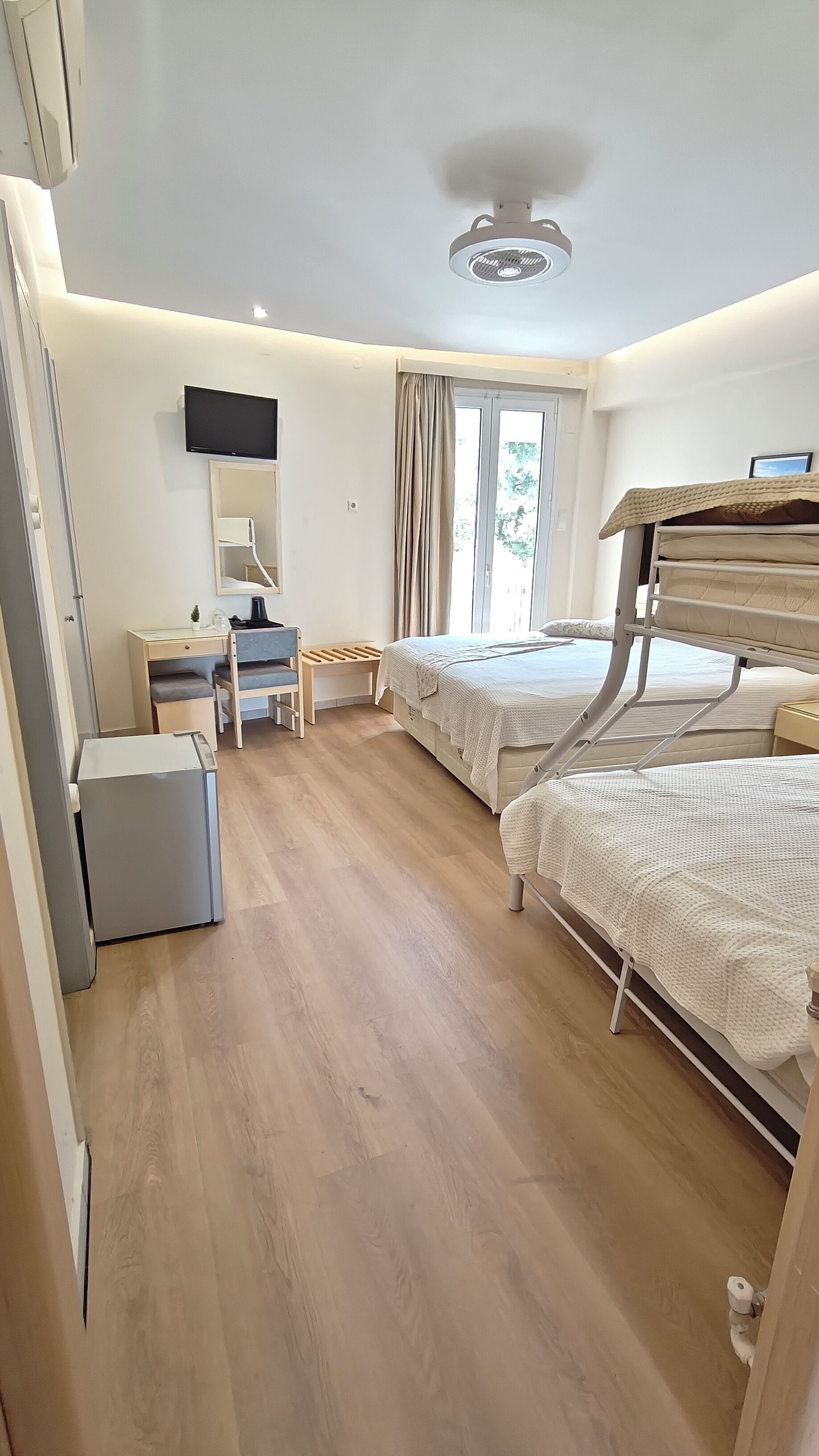 Habitación triple, 1 habitación, vista a la montaña | Sábanas de algodón egipcio y ropa de cama de alta calidad 