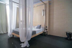 Minibar, coffres-forts dans les chambres, bureau, lits bébé (gratuits)