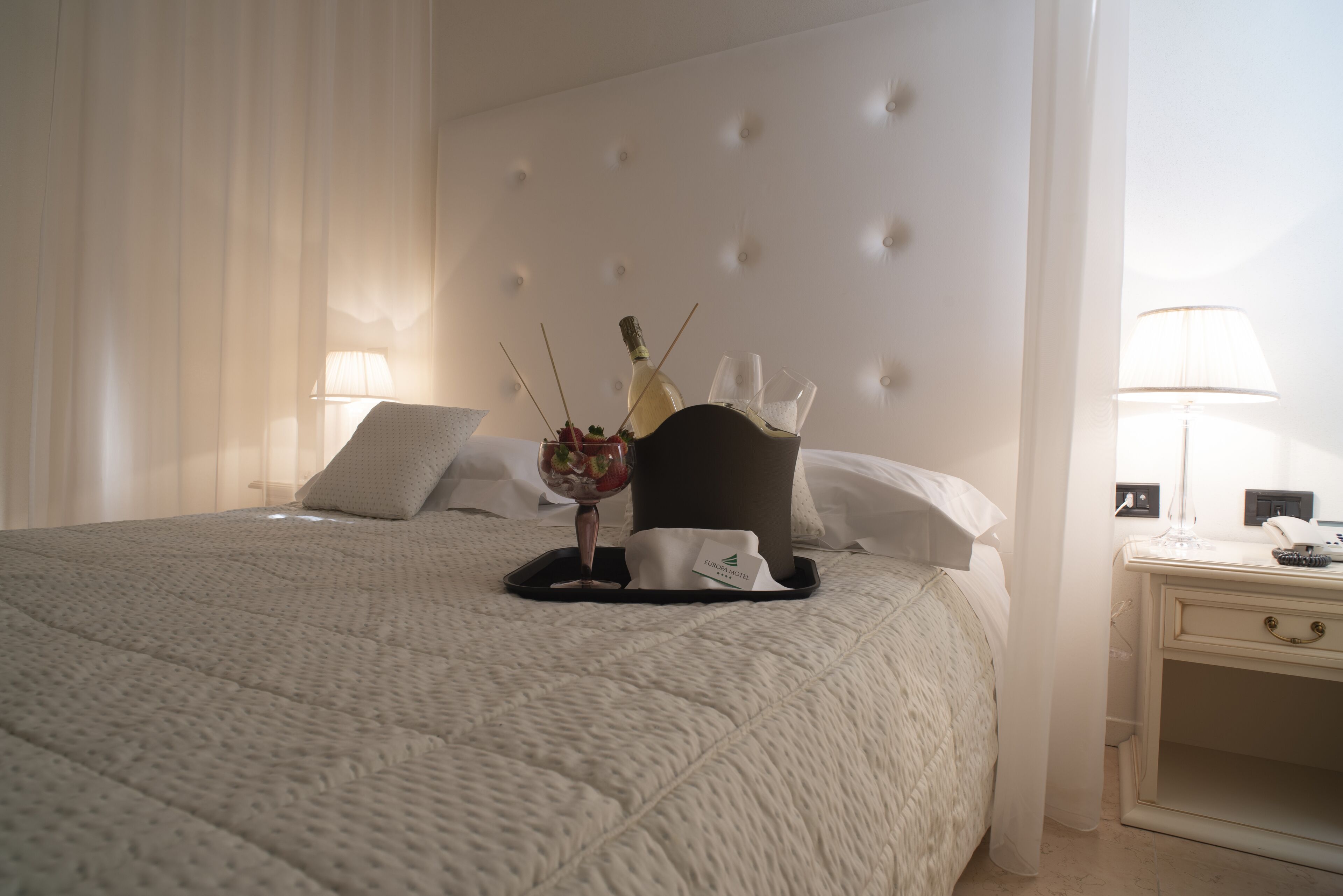 Minibar, coffres-forts dans les chambres, bureau, Wi-Fi gratuit