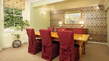 Frokost og middag serveres, utsikt mot hagen