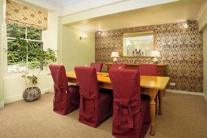 Breakfast and dinner served, garden views  - Rosemount Hotel (Pitlochry)