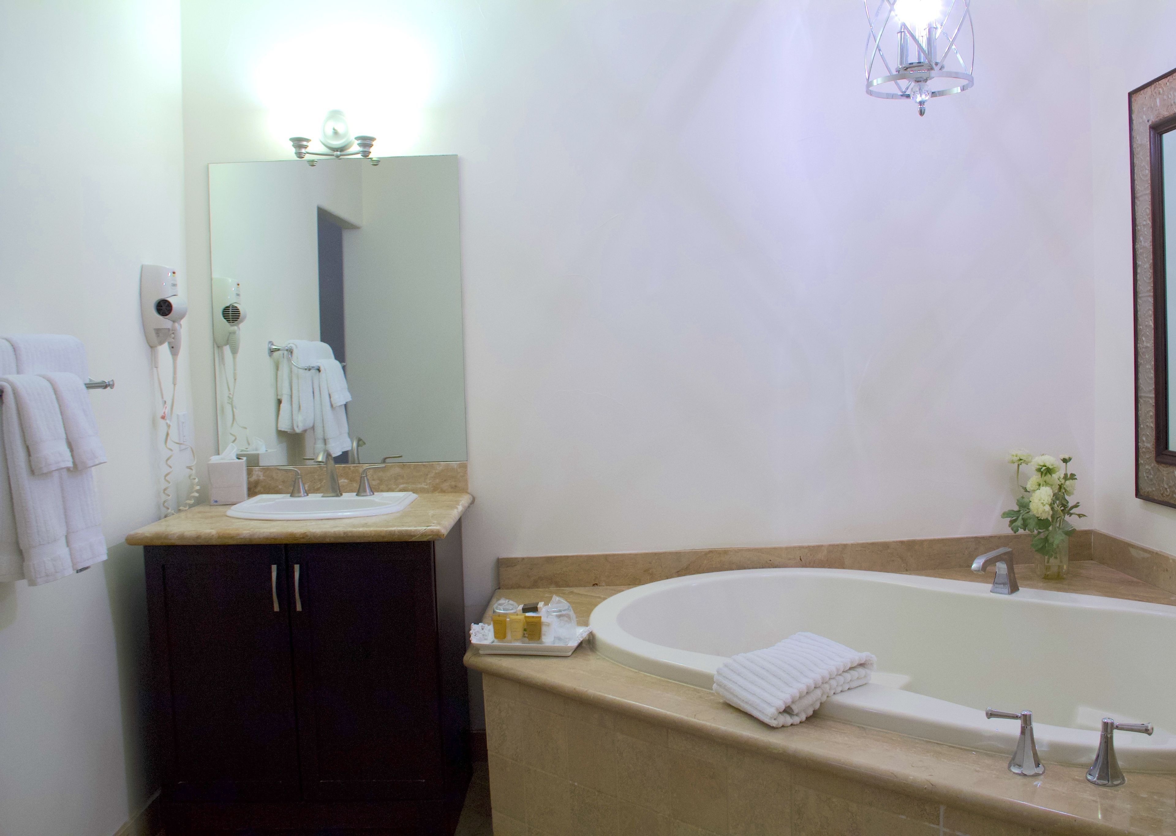 Un baño con lavabo, tocador y bañera.