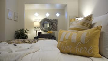 Deluxe Room, 1 Queen Bed | Premium bedding, pillowtop beds, minibar, in-room safe