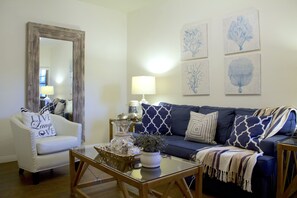 Suite – junior | Oppholdsområde | En 42-tommers Flatskjerm-TV med kabel-kanaler samt TV og peis