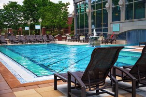 Una piscina al aire libre, cabañas de piscina (de pago)