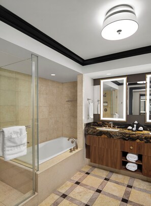 Baignoire et douche séparées, articles de toilette gratuits