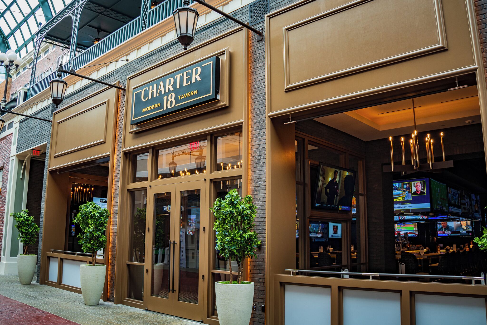 6 restaurants; breakfast, lunch, and dinner served