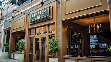 6 restaurants; breakfast, lunch, and dinner served