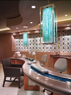 Hot tub, body treatments, hydrotherapy, aromatherapy, body scrubs