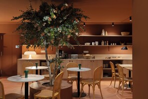 Café da manhã com buffet todos os dias (EUR 14.50 por pessoa) 