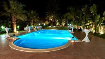 Außenpool, geöffnet von 06:00 Uhr bis 21:00 Uhr, Sonnenschirme