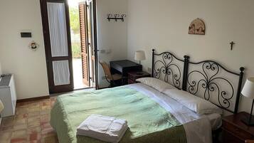 Triple Room | Soundproofing, cots/infant beds, WiFi, wheelchair access