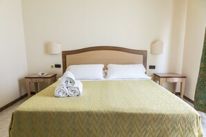 Habitació doble superior, vistes al mar | Minibar, caixa forta a l'habitació i escriptori 