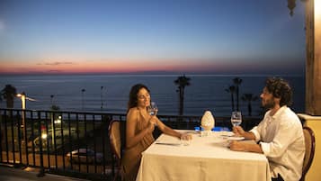 Aperto a colazione e pranzo, cucina mediterranea, con tavoli all'aperto 