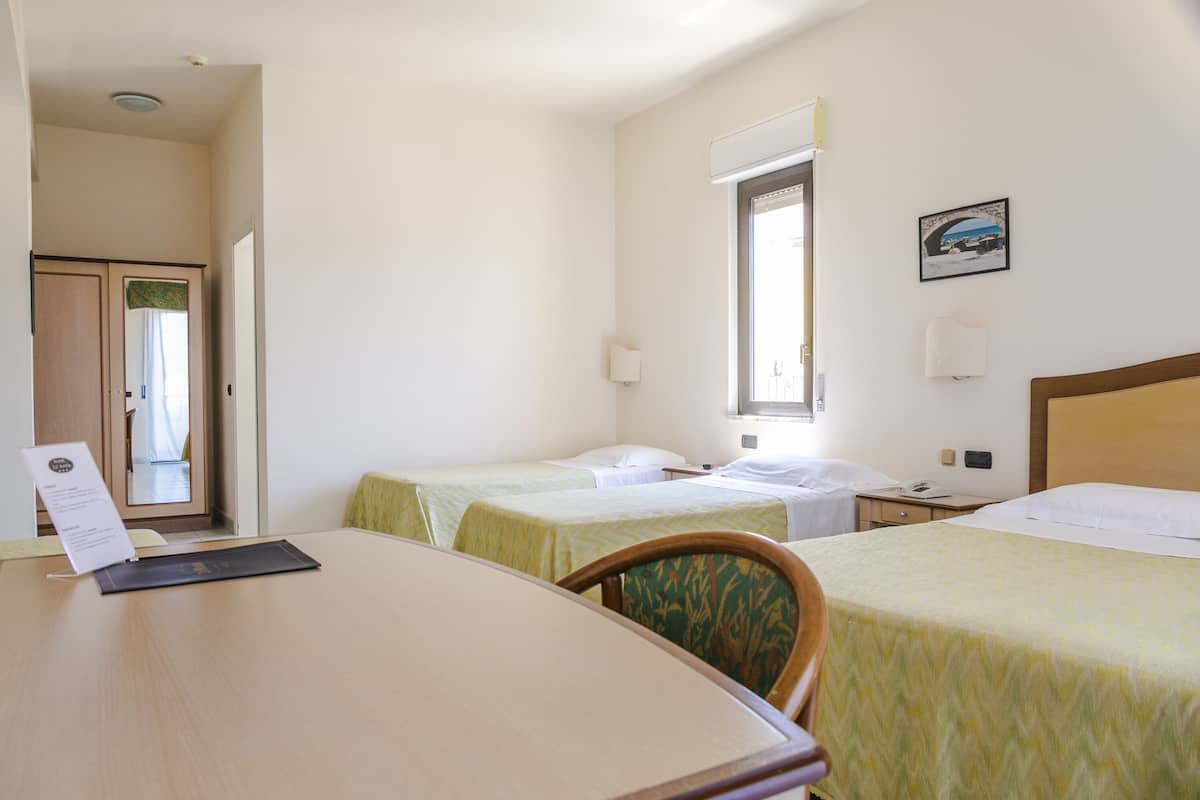 Minibar, coffres-forts dans les chambres, bureau, chambres insonorisées