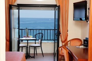 Habitació doble o amb dos llits individuals superior, vistes parcials al mar | Minibar, caixa forta a l'habitació i escriptori 