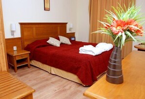 Minibar, in-room safe, desk, blackout curtains - Spa Hotel Narcis - Apartments (Bansko)