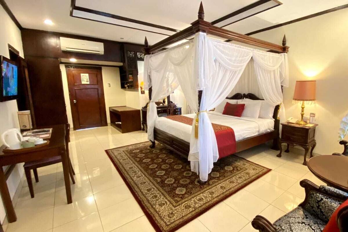 Bungalow (Suite) | In-room safe, desk, WiFi (free), bed sheets