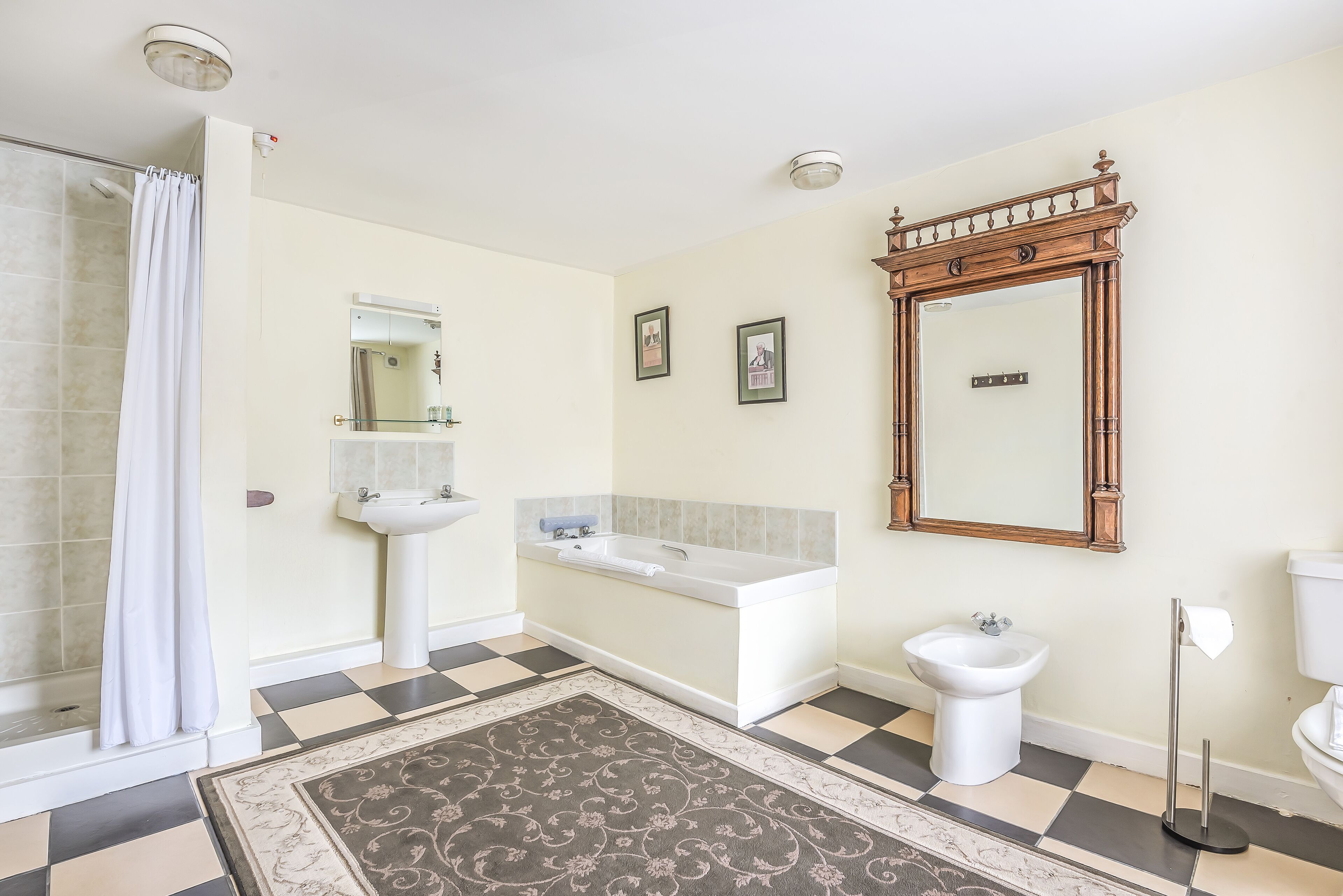 Grand Studio Suite | Bathroom | Separate bathtub and shower, free toiletries, hair dryer, towels
