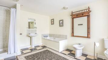 Grand Studio Suite | Bathroom | Separate bathtub and shower, free toiletries, hair dryer, towels