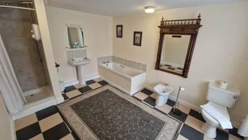 The Courtroom Suite | Bathroom