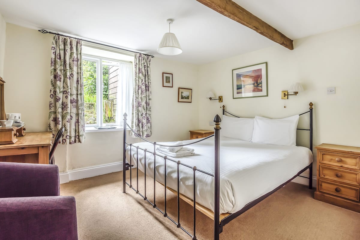 Desk, free WiFi, bed sheets
