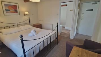 Classic Double Room | Desk, laptop workspace, iron/ironing board, free WiFi