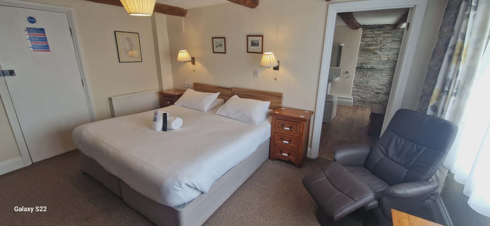 Superior King Room | Desk, laptop workspace, iron/ironing board, free WiFi