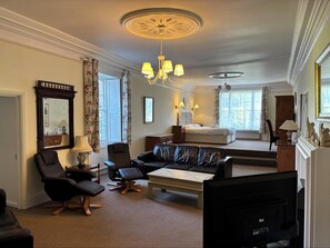 Desk, laptop workspace, iron/ironing board, free WiFi - Trehellas House Hotel and Courthouse Restaurant (Bodmin)