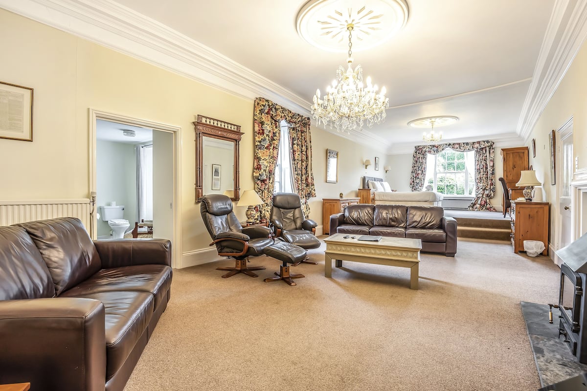 Skrivbord, arbetsyta för laptop, strykjärn/strykbräda och gratis wi-fi