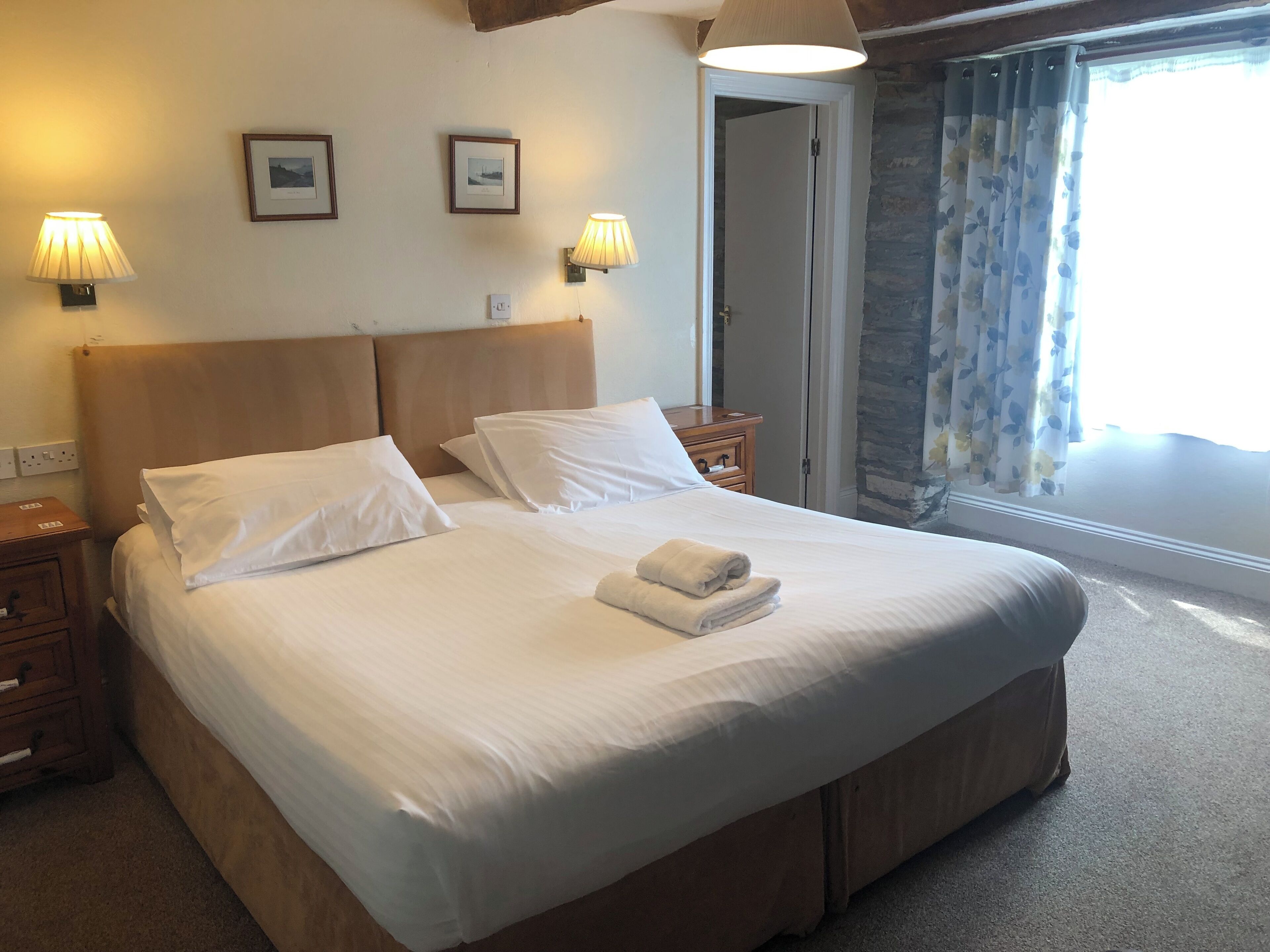 Superior King Room | Desk, laptop workspace, iron/ironing board, free WiFi