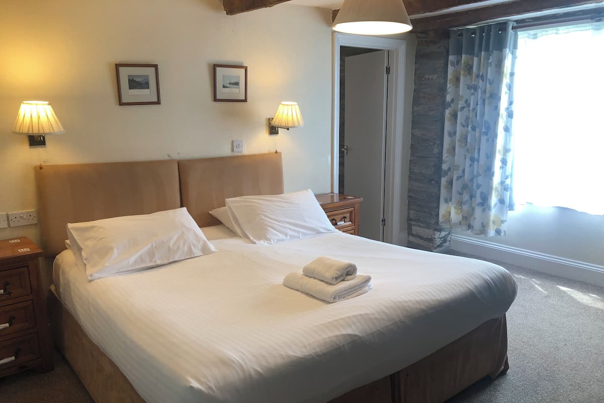 Superior King Room | Desk, laptop workspace, iron/ironing board, free WiFi