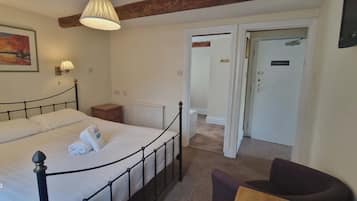 Classic Double Room | Desk, laptop workspace, iron/ironing board, free WiFi