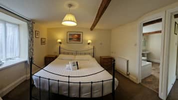 Classic Double Room | Desk, laptop workspace, iron/ironing board, free WiFi