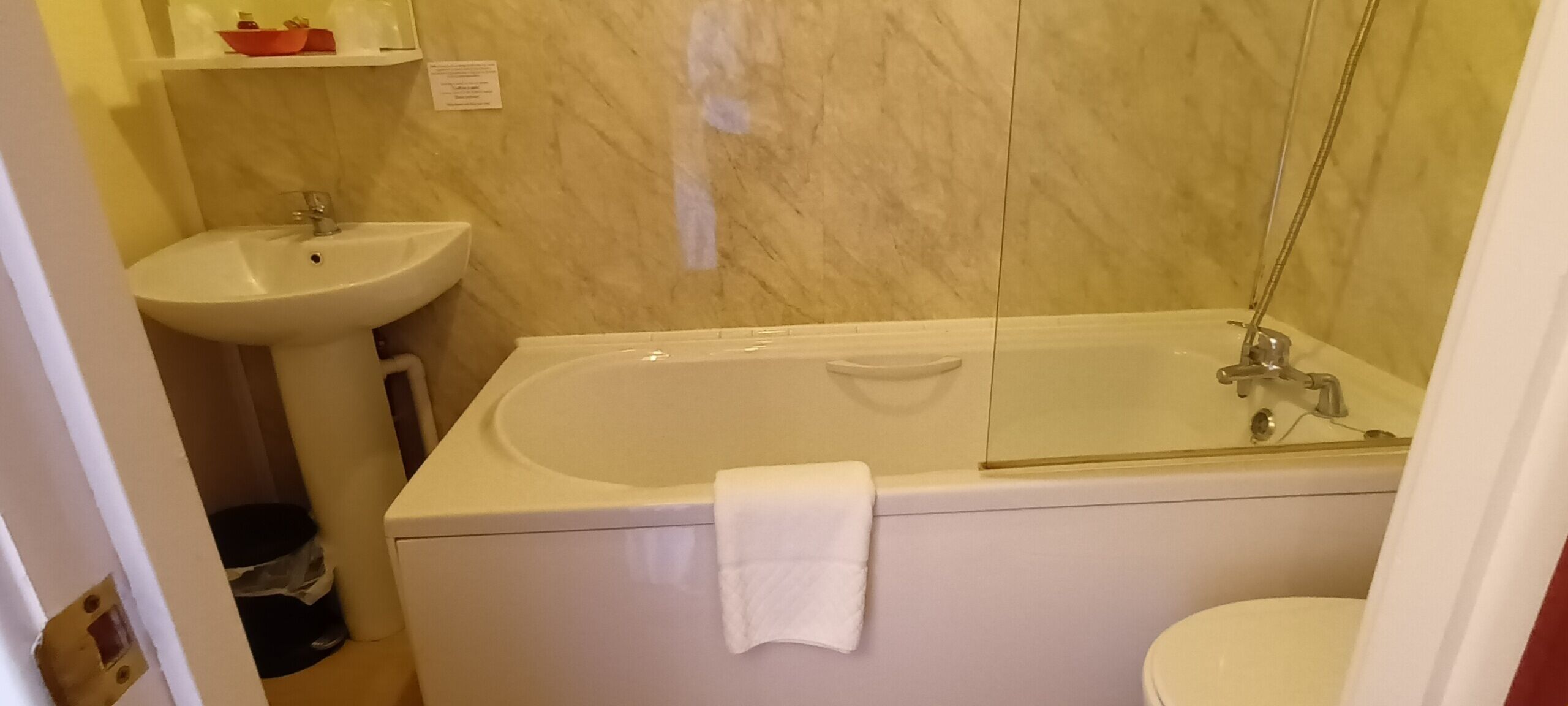 Ein Badezimmer mit einer Badewanne, einem Waschbecken und einer Toilette.