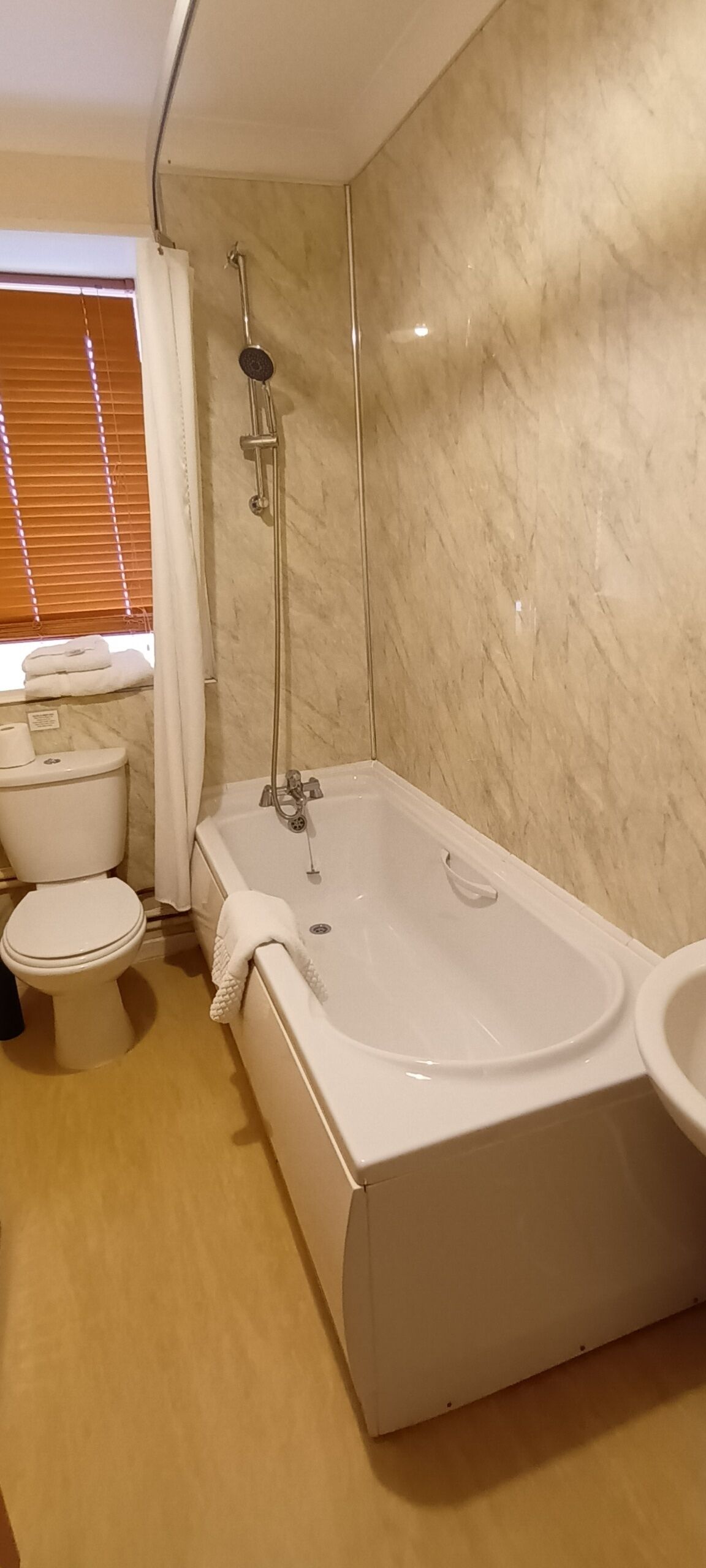 Une salle de bain avec une baignoire, des toilettes et un lavabo.